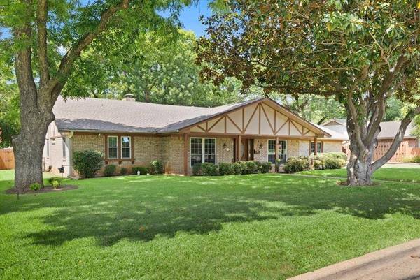1705 Wellington Court, Arlington, TX 76013