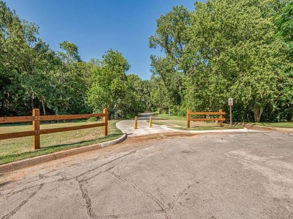 712 Gunnison Court, Arlington, TX 76006