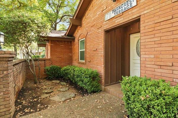 1711 Parkcrest Terrace, Arlington, TX 76012