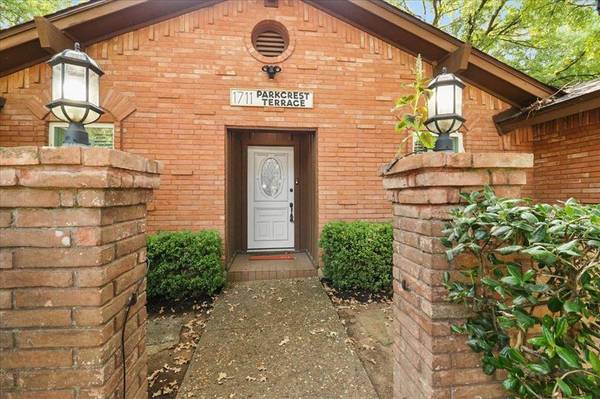 1711 Parkcrest Terrace, Arlington, TX 76012