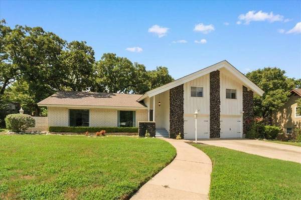 2803 Oak Cliff Lane, Arlington, TX 76012