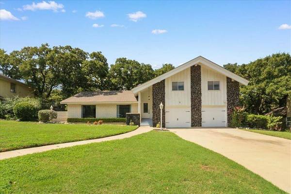 2803 Oak Cliff Lane, Arlington, TX 76012