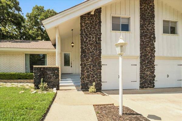 2803 Oak Cliff Lane, Arlington, TX 76012