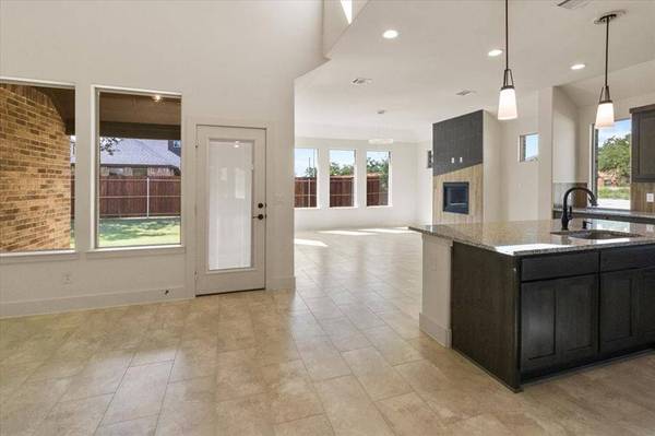 929 Ryed Lane, Fort Worth, TX 76120