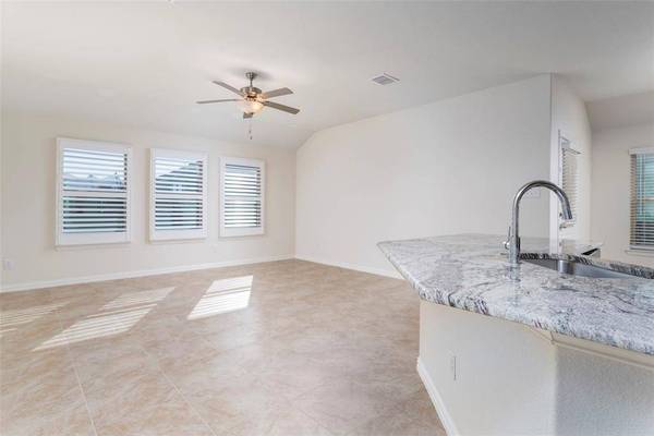702 Grassland Way, Arlington, TX 76002