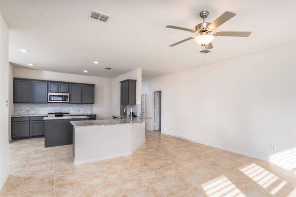 702 Grassland Way, Arlington, TX 76002