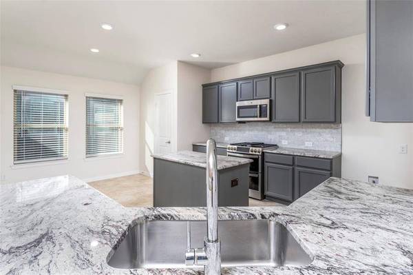 702 Grassland Way, Arlington, TX 76002