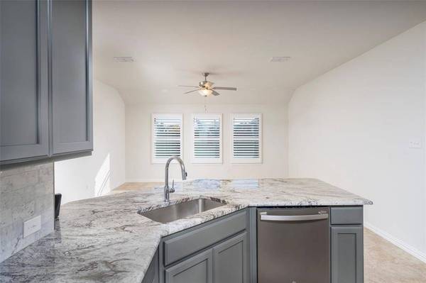 702 Grassland Way, Arlington, TX 76002