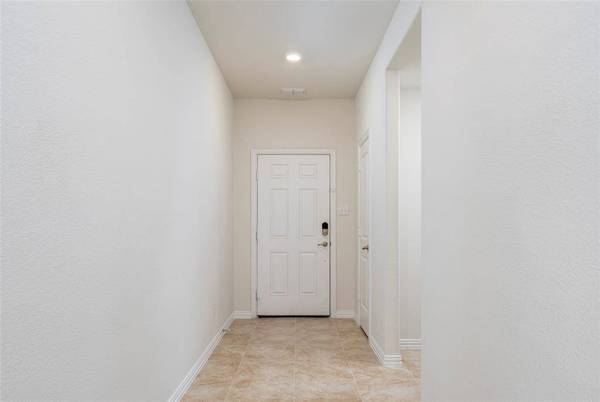 702 Grassland Way, Arlington, TX 76002