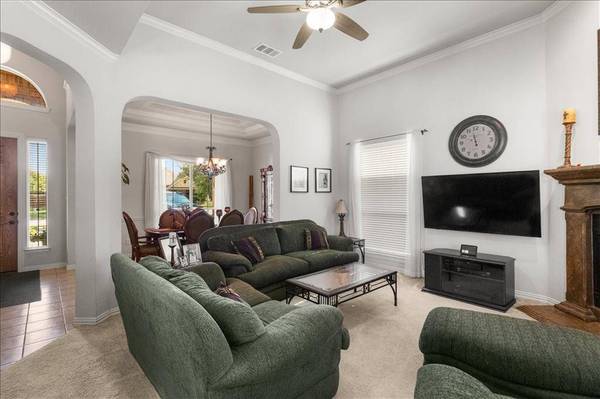 8402 Pecan Creek Drive, Arlington, TX 76001