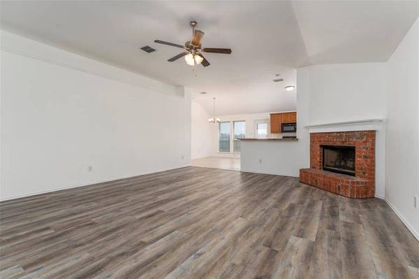 7427 Fossil Creek Drive, Arlington, TX 76002