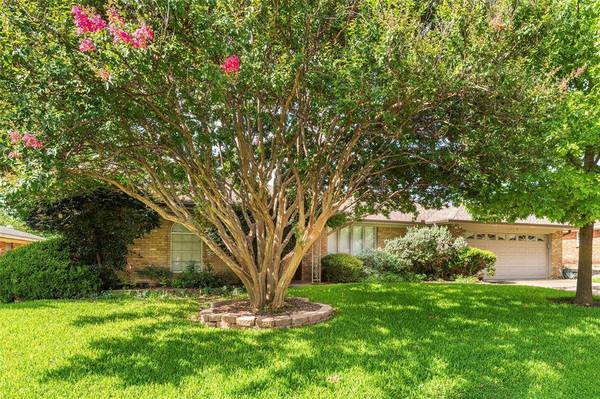 1008 Rocky Canyon Road, Arlington, TX 76012