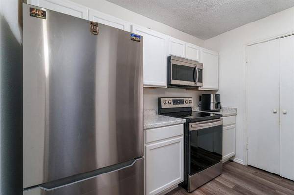 1745 Crest Grove Drive, Arlington, TX 76012