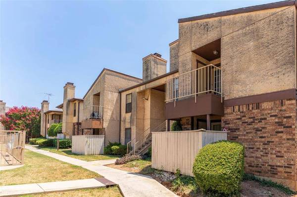 1745 Crest Grove Drive, Arlington, TX 76012