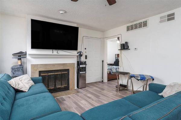 1745 Crest Grove Drive, Arlington, TX 76012