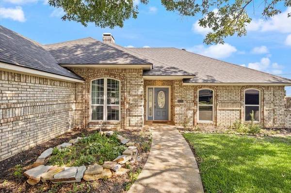 10200 Fieldcrest Drive, Benbrook, TX 76126