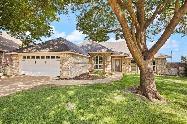 10200 Fieldcrest Drive, Benbrook, TX 76126