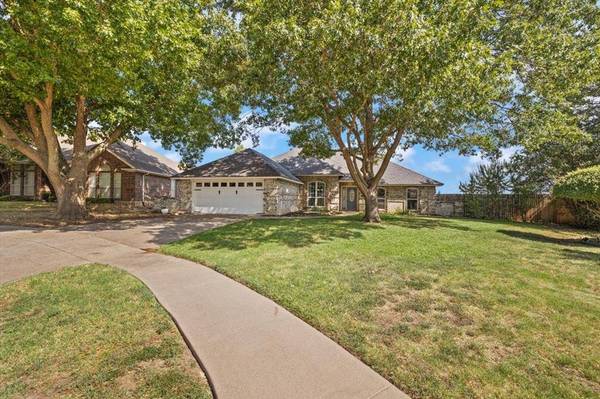 10200 Fieldcrest Drive, Benbrook, TX 76126