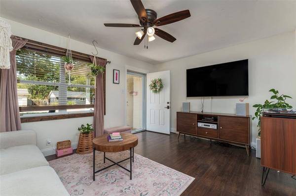 805 Clover Park Drive, Arlington, TX 76013