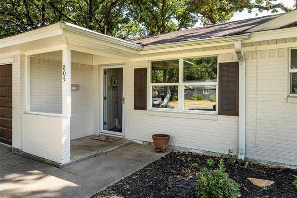 805 Clover Park Drive, Arlington, TX 76013