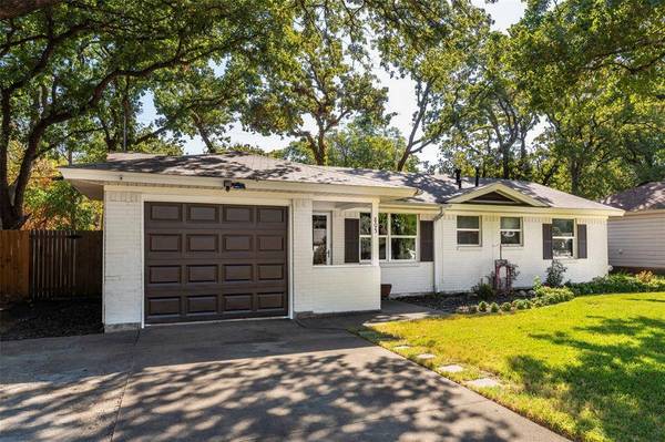 805 Clover Park Drive, Arlington, TX 76013