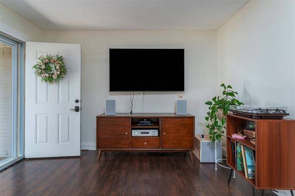 805 Clover Park Drive, Arlington, TX 76013