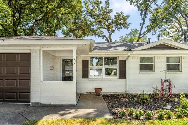 805 Clover Park Drive, Arlington, TX 76013