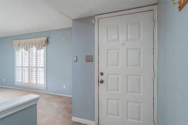 826 Camino Court, Grand Prairie, TX 75052