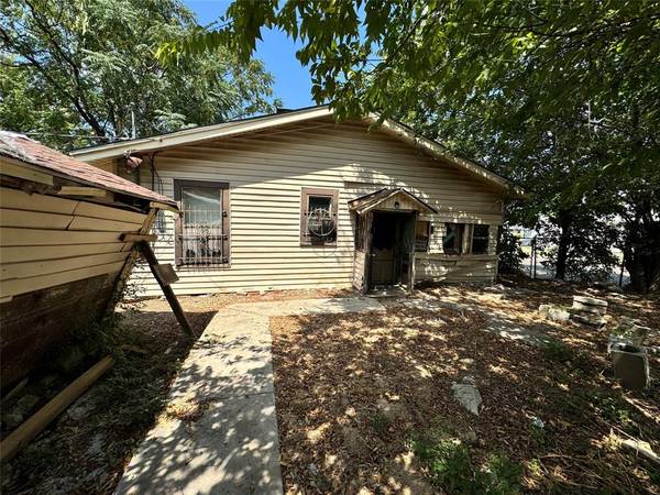 1136 E Leuda St, Fort Worth, TX 76104-3733