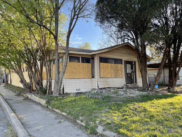 1136 E Leuda St, Fort Worth, TX 76104-3733