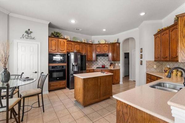 8402 Pecan Creek Drive, Arlington, TX 76001