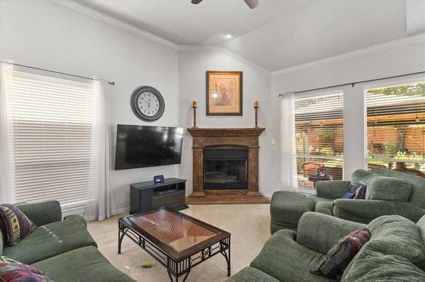 8402 Pecan Creek Drive, Arlington, TX 76001