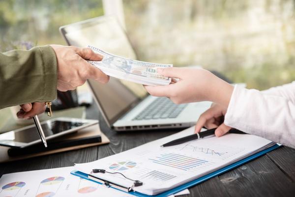 Cash Offer vs. Traditional Buyer: What’s the Better Move in 2025?