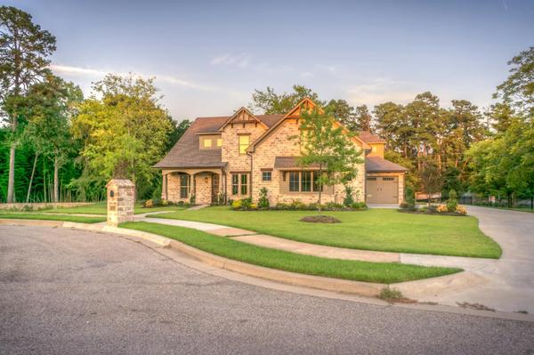 The Silent Salesperson: How Great Curb Appeal Does the Selling for You