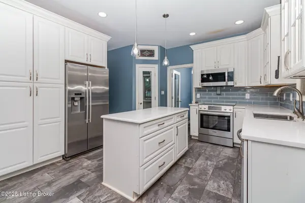 2516 Phoenix Hill Dr, Louisville, KY 40207