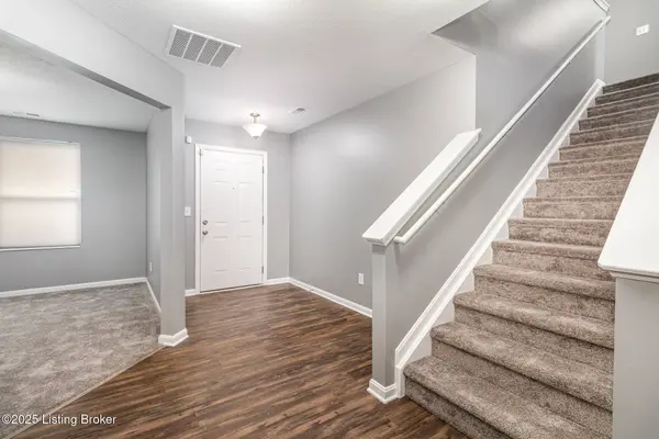 6915 Brittany Oak Dr, Louisville, KY 40229
