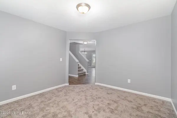 6915 Brittany Oak Dr, Louisville, KY 40229