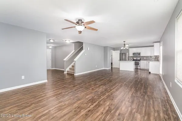 6915 Brittany Oak Dr, Louisville, KY 40229