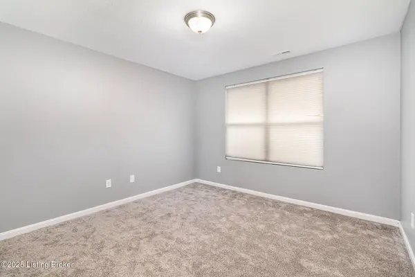 6915 Brittany Oak Dr, Louisville, KY 40229