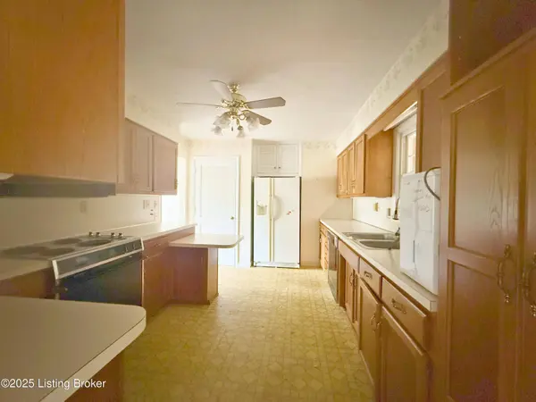 7913 Greenway Dr, Louisville, KY 40222