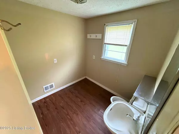 8809 Maple Rd, Louisville, KY 40229