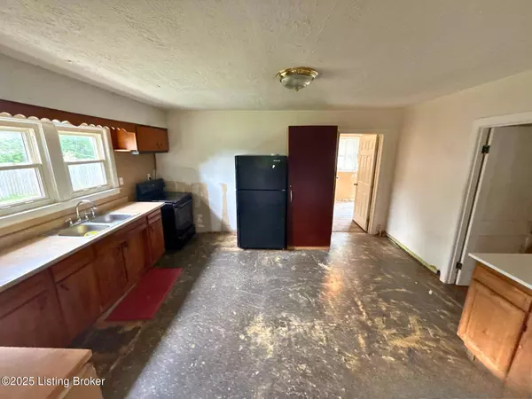 8809 Maple Rd, Louisville, KY 40229