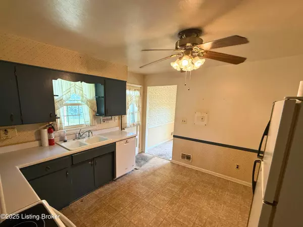 6836 Green Meadow Cir, Louisville, KY 40207