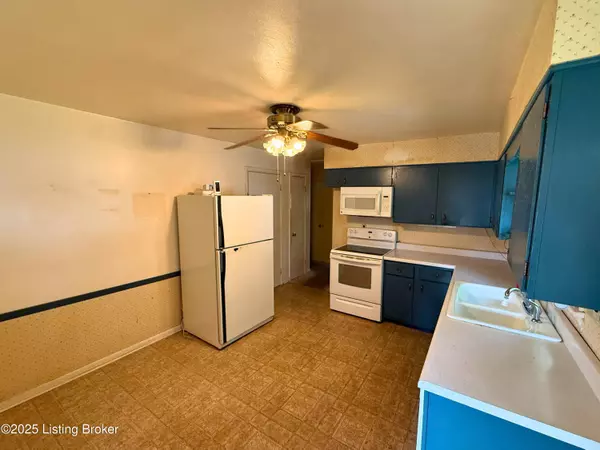 6836 Green Meadow Cir, Louisville, KY 40207