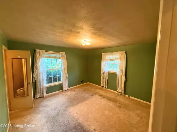 6836 Green Meadow Cir, Louisville, KY 40207