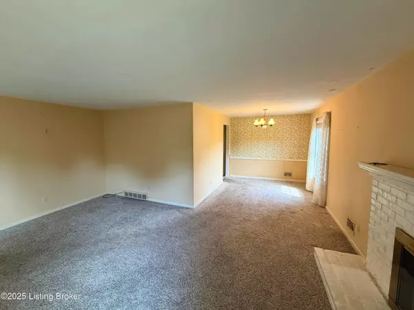 6836 Green Meadow Cir, Louisville, KY 40207