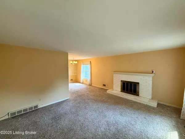 6836 Green Meadow Cir, Louisville, KY 40207