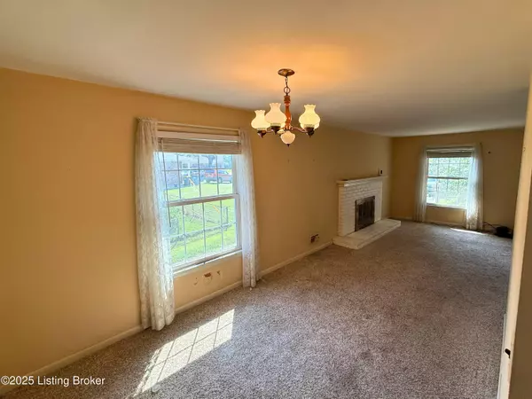 6836 Green Meadow Cir, Louisville, KY 40207