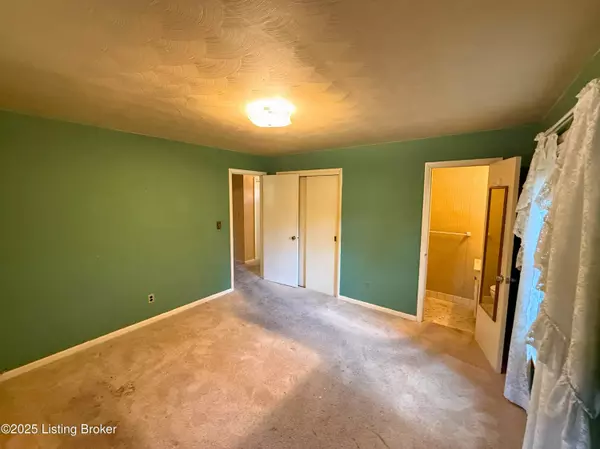 6836 Green Meadow Cir, Louisville, KY 40207