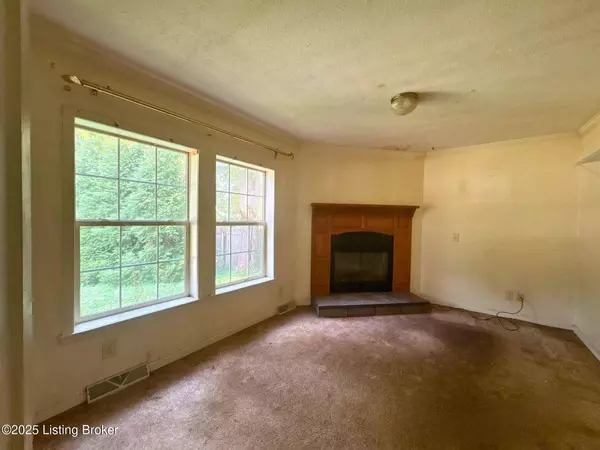 4907 Plebe Ct, Louisville, KY 40216